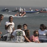Les feux sont sous contrôle en Grèce, mais les pompiers restent à pied d'oeuvre, des vents étant annoncés ce week-end. Ici, des résidents de Volos, dans le centre du pays, évacués jeudi.
